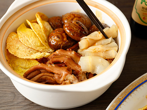 把娃娃菜放入砂锅中垫底,再放入莲藕,中辗,蛋饺,墨鱼丸,腊肠等。最后将煮好的茄汁明虾铺在下面,加入少许高汤,加入鸡粉、黄酒、味达美臻品蚝油,用小火煮开即可。