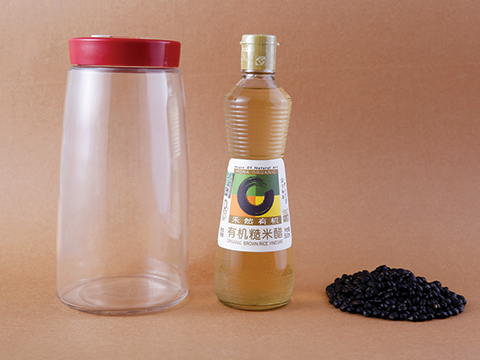 将有机黑豆、制醋器用冷开水分别洗净、晾干;